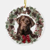 Chocolade Lab Dog Pinecone Wreatalized Keramisch Ornament (Voorkant)