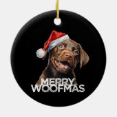 Chocolade lab hond kerstmuts MERRY WOOFMAS grappig Keramisch Ornament (Achterkant)