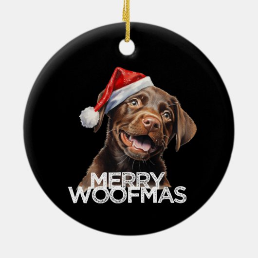 Chocolade lab hond kerstmuts MERRY WOOFMAS grappig Keramisch Ornament (Achterkant)