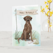 Chocolade Lab hond onder verjaardag bordje Kaart (Gele Bloem)