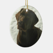 Chocolade Lab in de sneeuw Keramisch Ornament (Rechts)