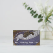 Chocolade Lab Lying on Paars and White Pillow Visitekaartje (Staand voorkant)