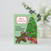 Chocolade Lab Puppy en kerstboom Feestdagenkaart (Staand voorkant)