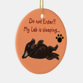 Chocolade Lab Puppy Slaping door woede Keramisch Ornament (Rechts)