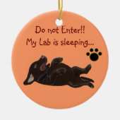 Chocolade Lab Puppy Slaping door woede Keramisch Ornament (Voorkant)