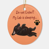Chocolade Lab Puppy Slaping door woede Keramisch Ornament (Links)