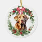 Chocolade Lab Retriever Red Bow Holly krans Keramisch Ornament (Voorkant)