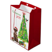 Chocolade Lab Santa Hat Puppy and Kerstmis Medium Cadeauzakje (Voorkant Gekanteld)