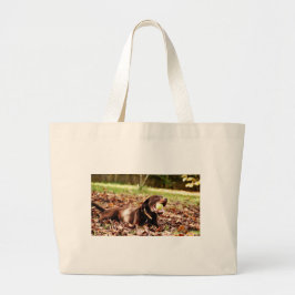 Chocolade Labrador die met een bal speelt Grote Tote Bag