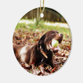 Chocolade Labrador die met een bal speelt Keramisch Ornament (Links)
