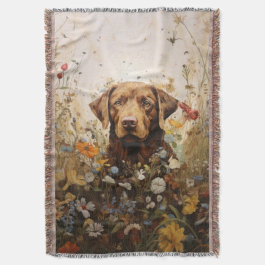 Chocolade labrador en wilde bloemen gooien deken (Voorkant Verticaal)