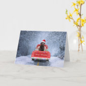 Chocolade Labrador hond in de sneeuw zittend met K Kaart (Gele Bloem)