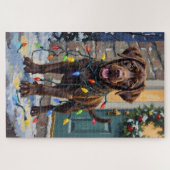 Chocolade Labrador in de knoop met kerstverlichtin Legpuzzel (Horizontaal)