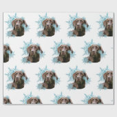 Chocolade Labrador in de sneeuwvlokken Cadeaupapier (Vlak)