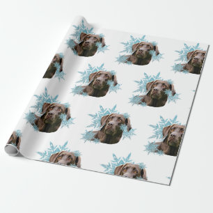 Chocolade Labrador in de sneeuwvlokken Cadeaupapier