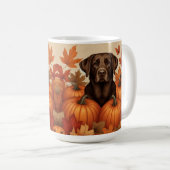 Chocolade Labrador in herfstsetting met pompoenen Koffiemok (Voorkant rechts)