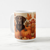 Chocolade Labrador in herfstsetting met pompoenen Koffiemok (Voorkant links)