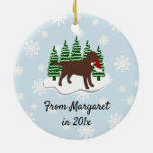 Chocolade Labrador-kerstEvergreen Snowflakes Keramisch Ornament (Achterkant)