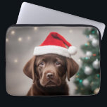Chocolade Labrador Kerstmis Laptop Sleeve<br><div class="desc">Schattigee Chocolate Labrador puppy met een kerstmuts.</div>