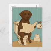 Chocolade Labrador Leeskrant op het toilet Briefkaart (Voorkant / Achterkant)