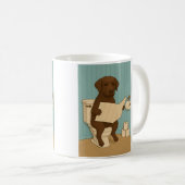Chocolade Labrador Leeskrant op het toilet Koffiemok (Voorkant rechts)