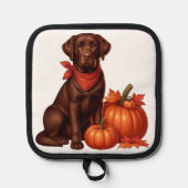 Chocolade labrador met rode bandana door pompoenen pannenlap (Voorkant)