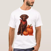 Chocolade labrador met rode bandana door pompoenen t-shirt (Voorkant)