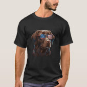 Chocolade labrador met USA zonnebril op T-shirt (Voorkant)
