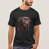 Chocolade labrador met USA zonnebril op T-shirt (Voorkant)