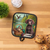 Chocolade Labrador Puppy bij een meer met eenden Pannenlap (Top down)