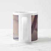 chocolade labrador puppy in auto grote koffiekop (Achterkant)