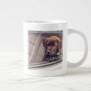 chocolade labrador puppy in auto grote koffiekop