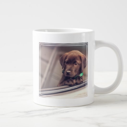 chocolade labrador puppy in auto grote koffiekop (Rechts)