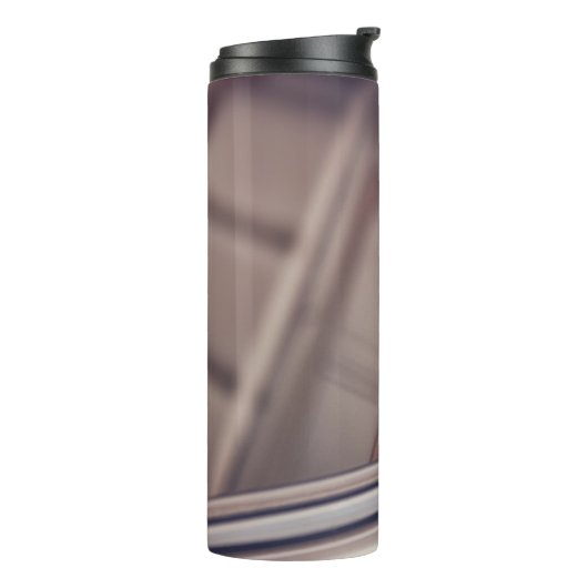 chocolade labrador puppy in auto thermosbeker (Gedraaid links)