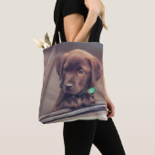 chocolade labrador puppy in auto tote bag (Dichtbij)