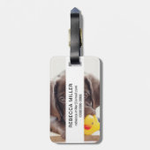 Chocolade Labrador Puppy met Speelgoed Duck Bagagelabel (Achterkant verticaal)