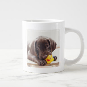 Chocolade Labrador Puppy met Speelgoed Duck Grote Koffiekop
