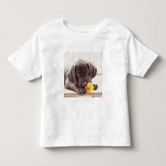 Chocolade Labrador Puppy met Speelgoed Duck Kinder Shirts (Voorkant)