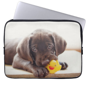 Chocolade Labrador Puppy met Speelgoed Duck Laptop Sleeve