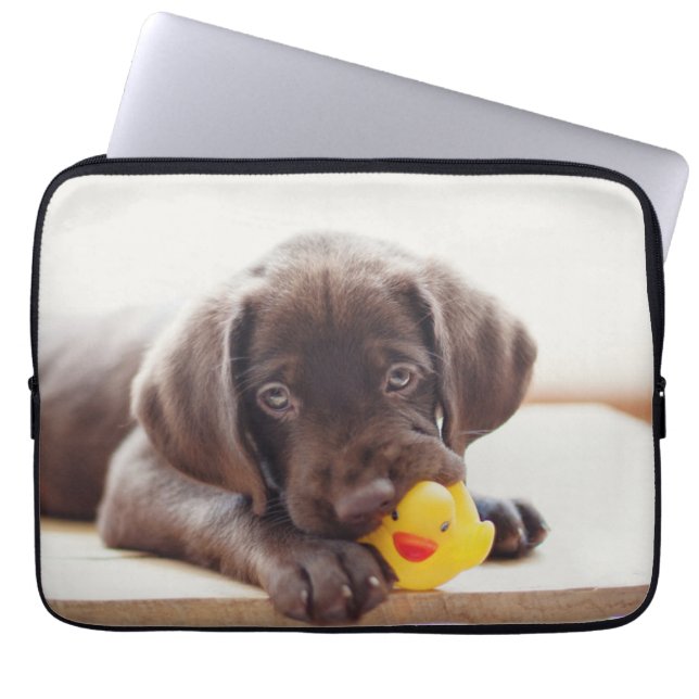 Chocolade Labrador Puppy met Speelgoed Duck Laptop Sleeve (Voorkant)