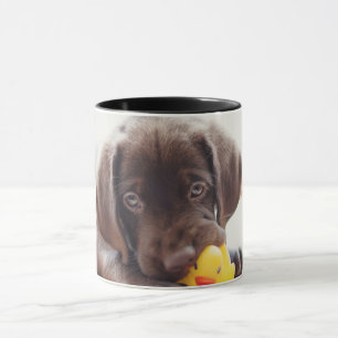 Chocolade Labrador Puppy met Speelgoed Duck Mok