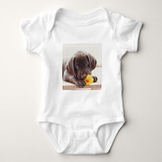Chocolade Labrador Puppy met Speelgoed Duck Romper (Voorkant)