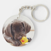 Chocolade Labrador Puppy met Speelgoed Duck Sleutelhanger (Achterkant)