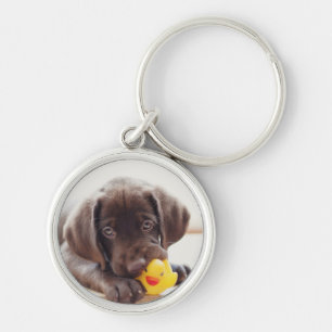 Chocolade Labrador Puppy met Speelgoed Duck Sleutelhanger