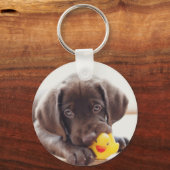 Chocolade Labrador Puppy met Speelgoed Duck Sleutelhanger (Voorkant)
