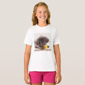 Chocolade Labrador Puppy met Speelgoed Duck T-shirt (Voorkant volledig)