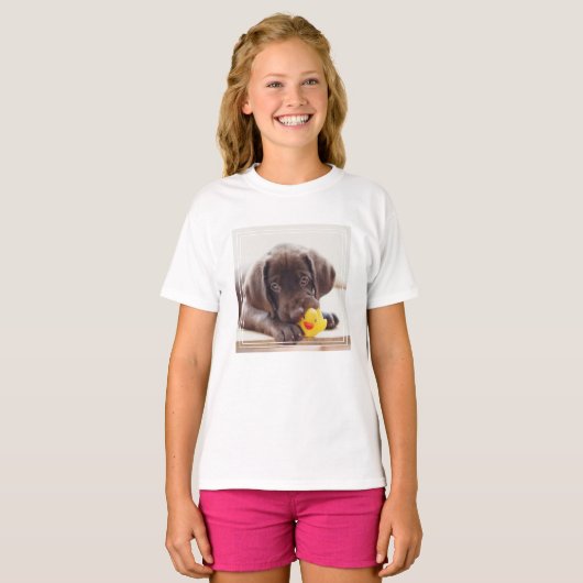 Chocolade Labrador Puppy met Speelgoed Duck T-shirt (Voorkant volledig)