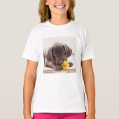 Chocolade Labrador Puppy met Speelgoed Duck T-shirt (Voorkant)