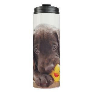 Chocolade Labrador Puppy met Speelgoed Duck Thermosbeker