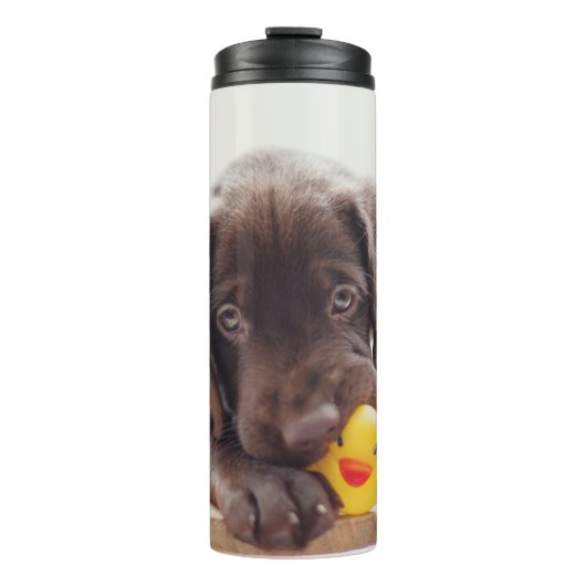 Chocolade Labrador Puppy met Speelgoed Duck Thermosbeker (Voorkant)